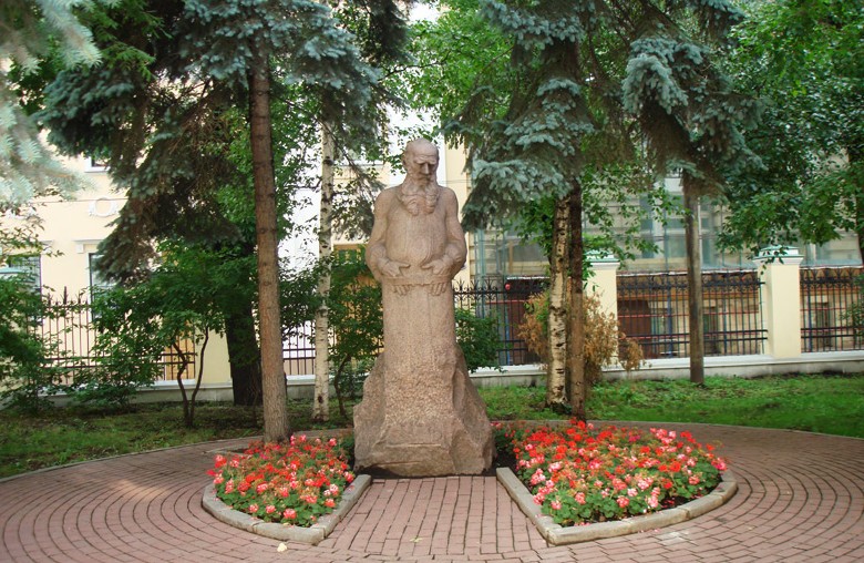 Памятник Толстому в городе Москве на Пречистенке