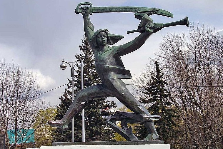 Памятник Мальчишу-Кибальчишу в городе Москве