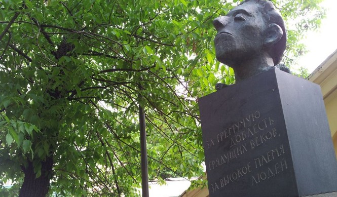 Памятник Осипу Мандельштаму в Москве на улице Забелина