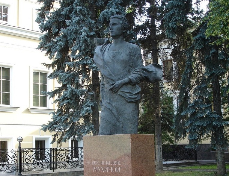 Памятник Вере Мухиной в Пречистенском переулке Москвы