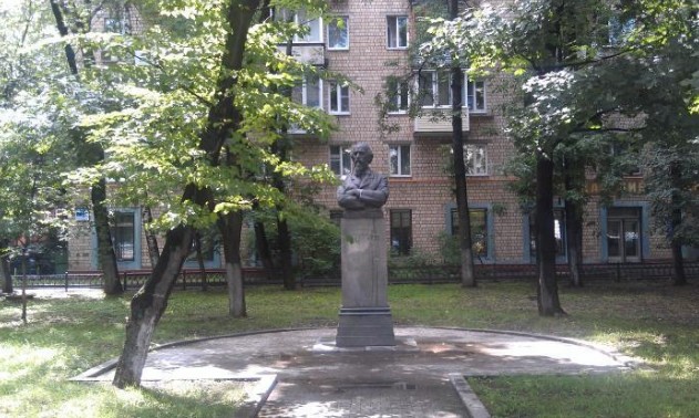 Памятник поэту Некрасову в городе Москве