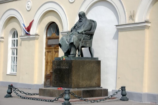 Памятник Островскому у Малого театра в городе Москве
