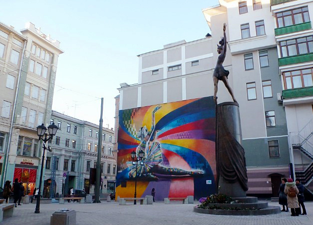 Памятник Плисецкой в сквере ее имени