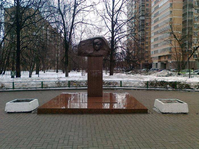 Памятник Багрицкому в Москве