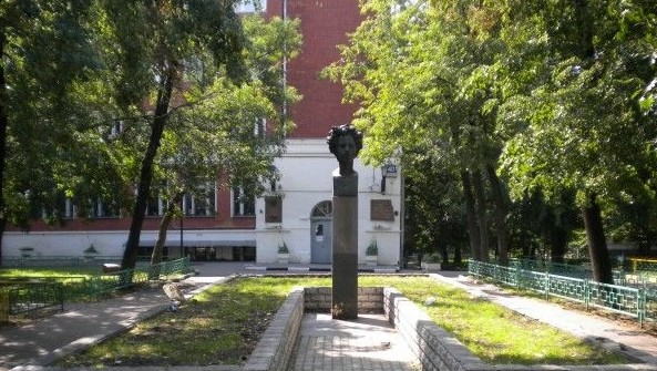 Памятник Пушкину в городе Москве на Бауманской улице