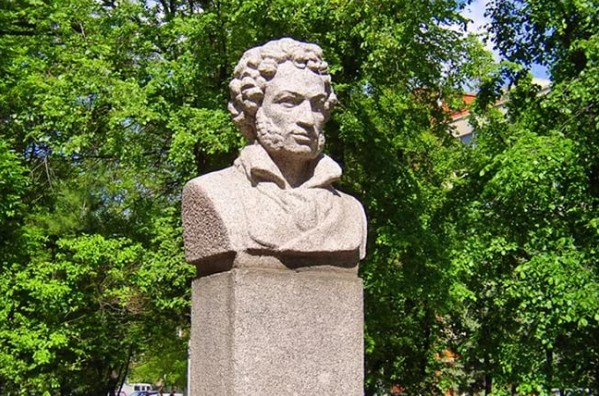 Памятник Пушкину в городе Москве на Спартаковской улице
