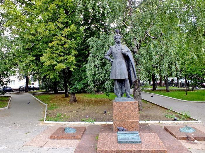 Памятник Пушкину на Спасопесковской площади в городе Москве