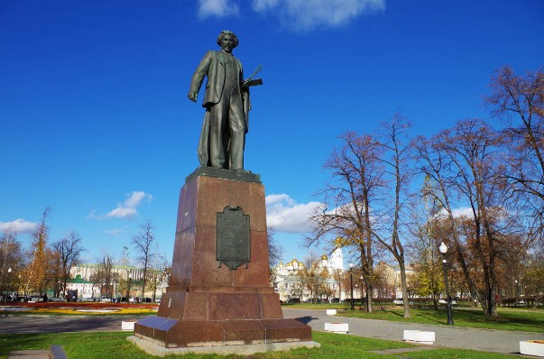 Памятник Репину в городе Москве на Болотной площади