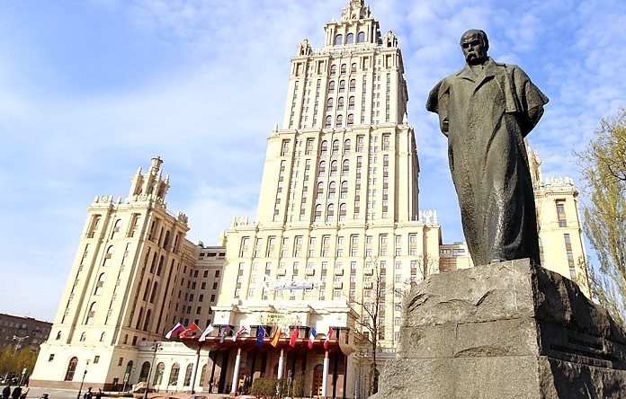Памятник Тарасу Шевченко в городе Москве у гостиницы "Украина"