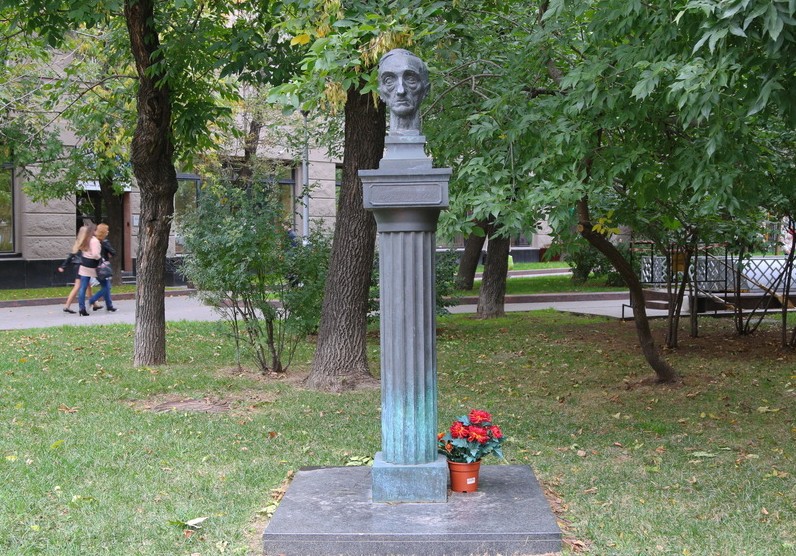 Памятник Шмелеву в городе Москве в Лаврушинском переулке