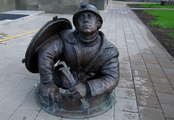 Памятник слесарю-водопроводчику-сантехнику в Москве