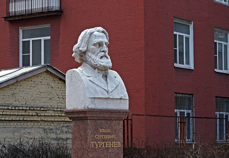 Памятник Тургеневу в городе Москве в Бобров переулке