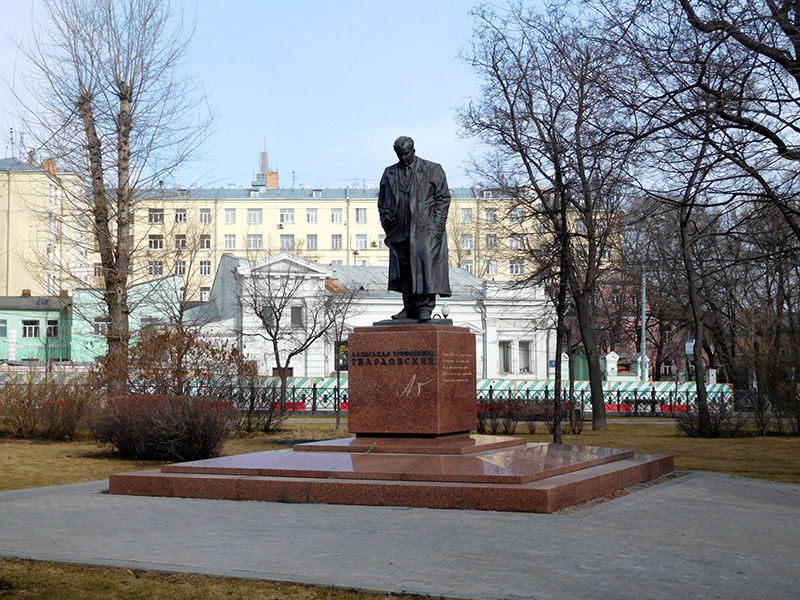 Памятник Твардовскому на Страстном бульваре