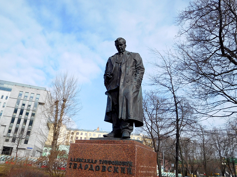 Скульптура Твардовского на постаменте его памятника