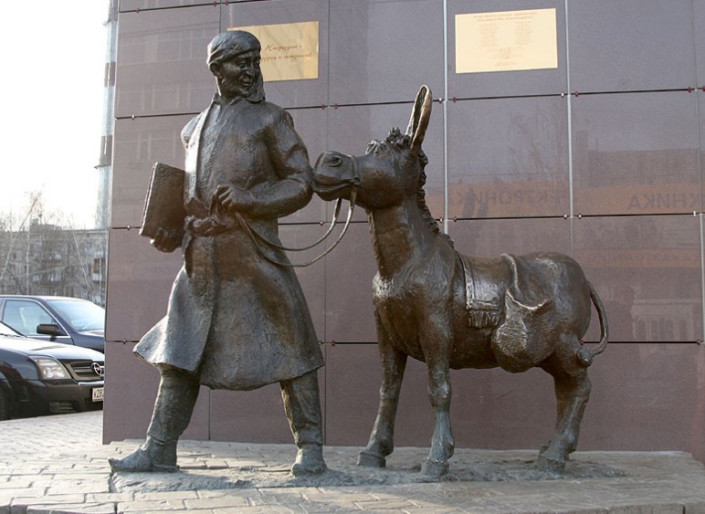 Памятник Ходже Насреддину в городе Москве