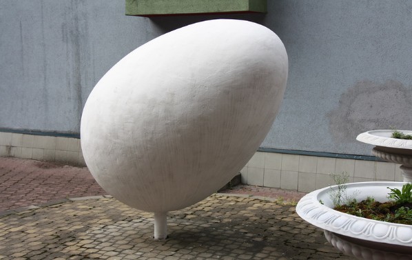 Памятник яйцу в городе Москве