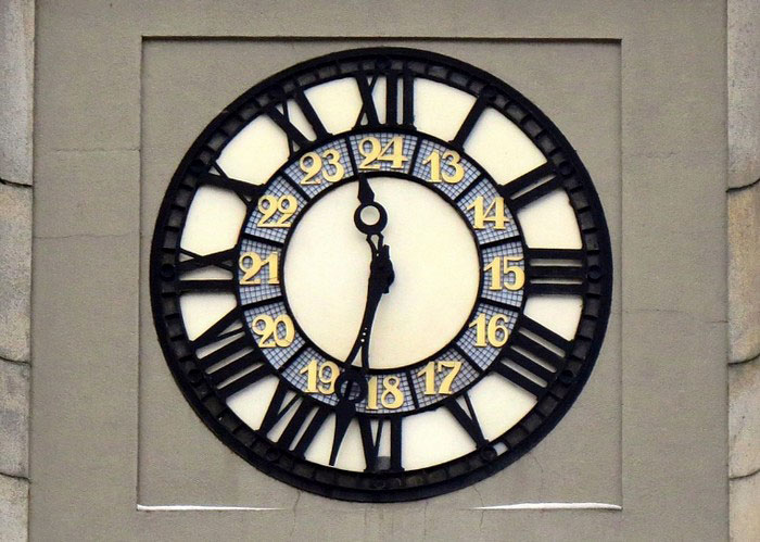 Циферблат часов на здании Центрального телеграфа