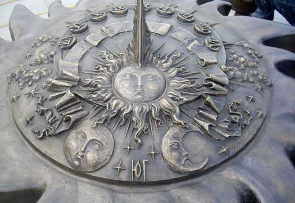 Солнечные часы на аллее Космонавтов в Москве
