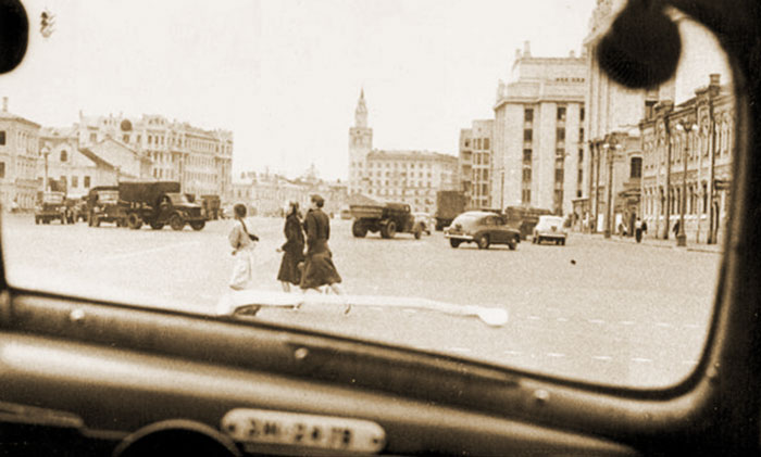 Вид на Смоленский бульвар из окна автомобиля в 1950-х годах