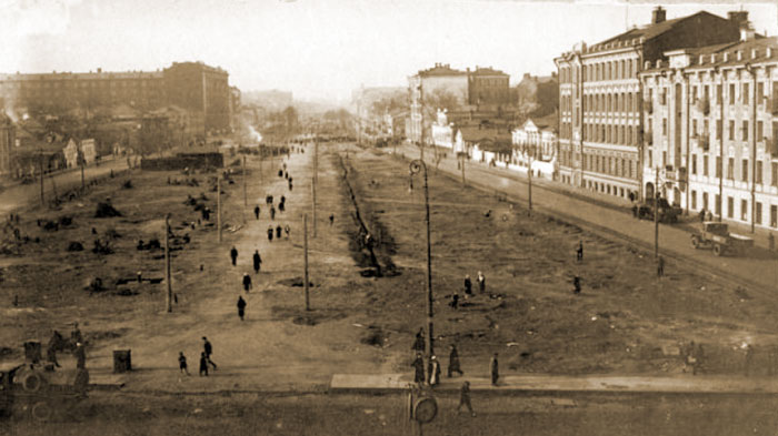 Вырубка деревьев на Смоленском бульваре в середине 1930-х годов