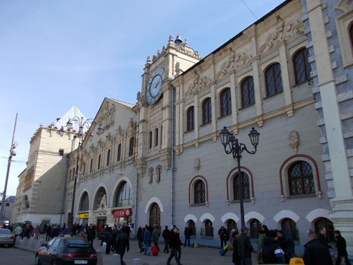 Знаменитые часы на фасаде Казанского вокзала