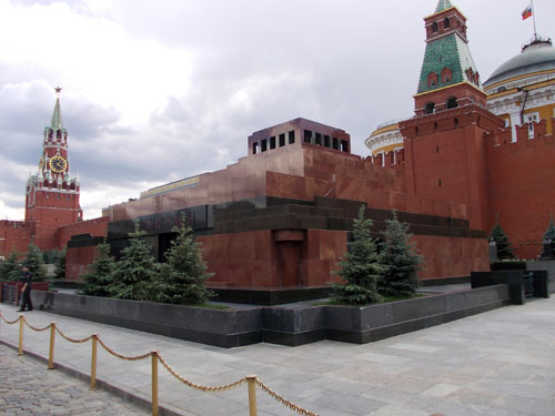 Внешний вид мавзолея Ленина выполнен по типу зиккурат