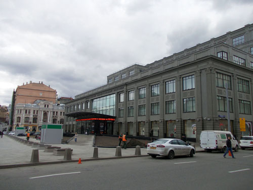 Здание ЦУМа 2007 года постройки со стороны улицы Кузнецкий Мост