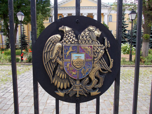 Герб Армении на воротах армянского посольства