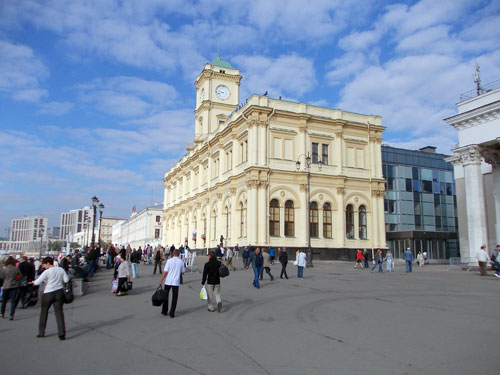 Ленинградский вокзал на Комсомольской площади в Москве