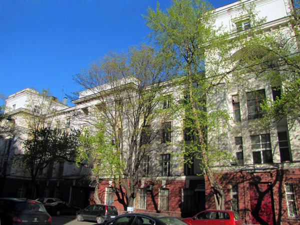 Здание физико-химических аудиторий МВЖК на Малой Пироговской в Москве