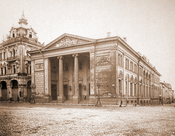 Здание биржи в Москве на старой фотографии