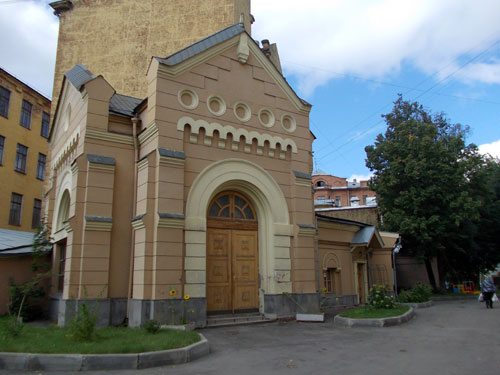 Главный вход в кафедральный собор Петра и Павла