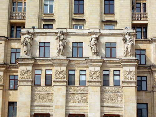 Фасад дома со скульптурной группой