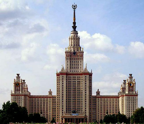 Здание МГУ на Воробьевых горах в Москве