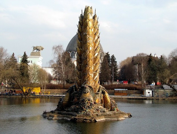 Фонтан Золотой колос в Москве