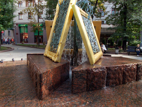 Москвичи называют этот фонтан и "Третьяковка", и "Фонтан искусств"