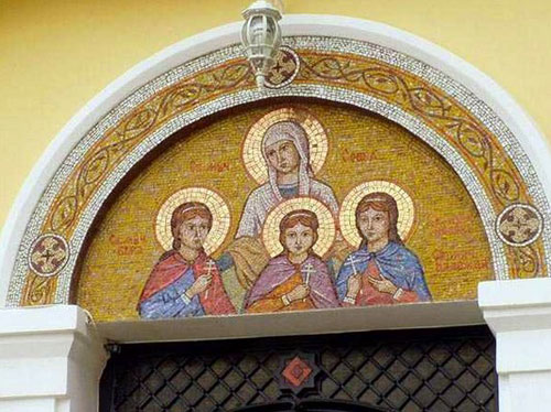 Мозаичное панно над входом в честь святых Веры, Надежды, Любви и их матери Софии