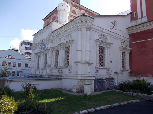 Фасад храма со стороны двора