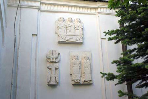 Настенные барельефы на храме Малое Вознесение