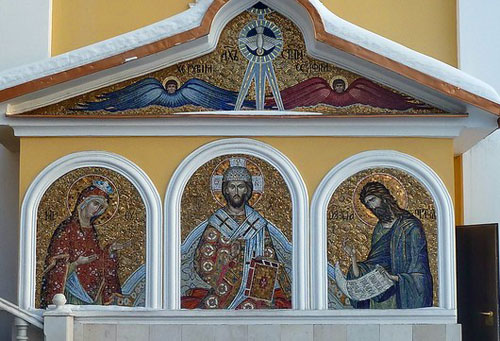 Мозаичные иконы на фасаде храма