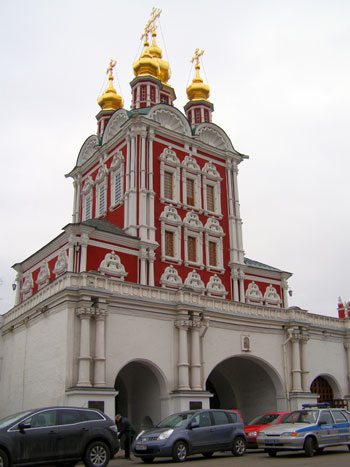 Новодевичий монастырь - Преображенская надвратная церковь
