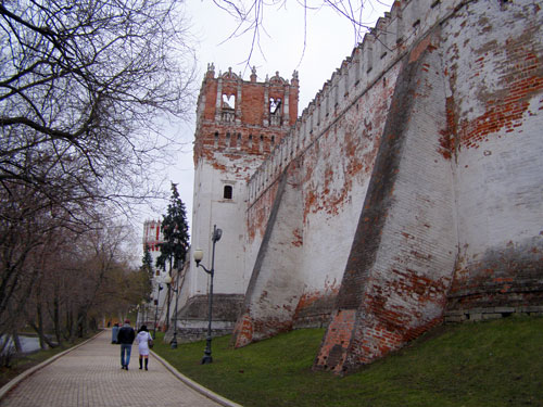 Новодевичий монастырь - башня и оборонительные стены