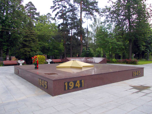 Братская могила павших в ВОВ на Кунцевском кладбище