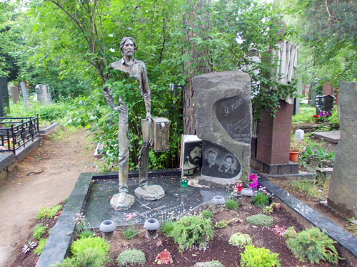 Кунцевское кладбище. Могила Бориса Хмельницкого.