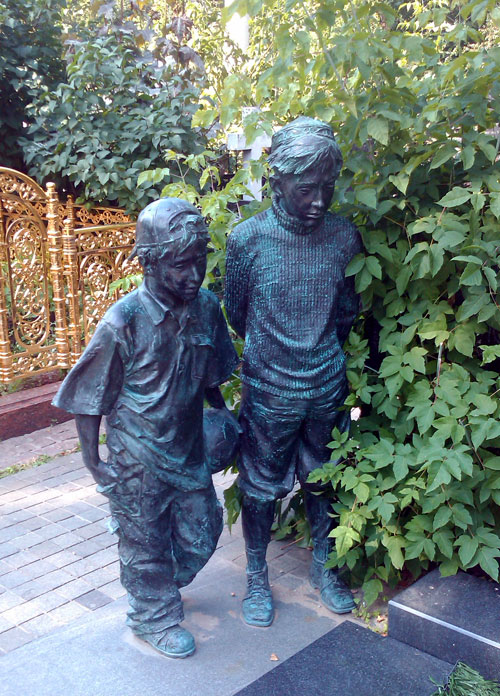 Скульптуры мальчишек на могиле Бескова