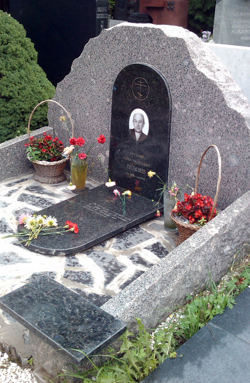 Могила актера Евстигнеева Евгения Александровича на Новодевичьем кладбище - фото