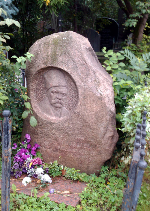 Могила писателя Гиляровского Владимира Алексеевича на Новодевичьем кладбище - фото