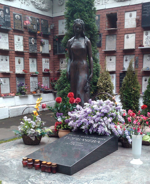 Могила Горбачевой Раисы Максимовны на Новодевичьем кладбище Москвы - фото