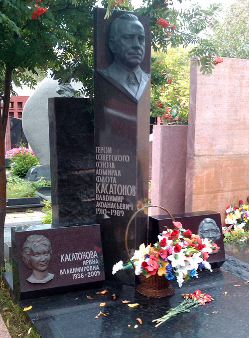 Могила адмирала Касатонова Владимира Афанасьевича на Новодевичьем кладбище - фото