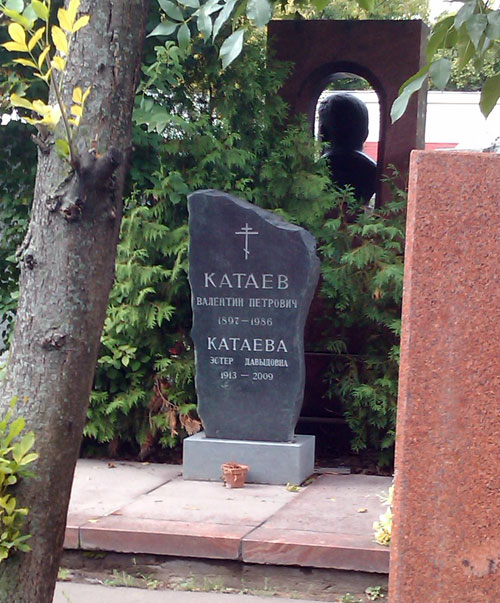 Могила писателя Катаева Валентина Петровича на Новодевичьем кладбище